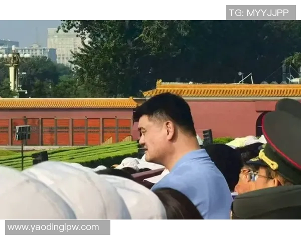 姚明在赛场上展现飘逸进球技巧引发全场欢呼与赞叹 姚明在赛场上展现飘逸进球技巧引发全场欢呼与赞叹